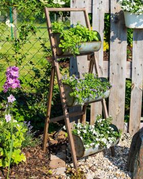 Pflanztreppe aus Holz mit 3 Zinkgefäßen 110cm